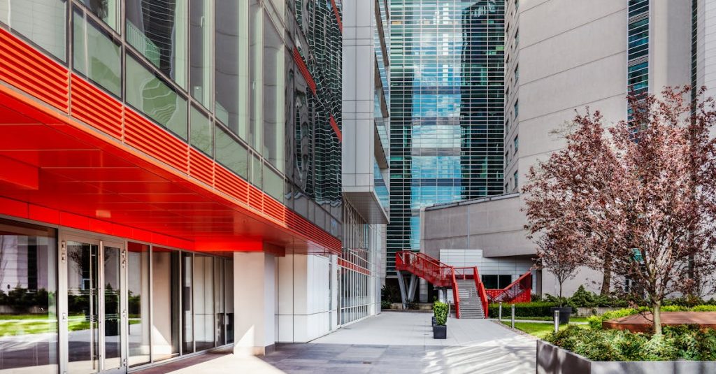 découvrez des solutions de location de bureaux adaptées à vos besoins professionnels. que ce soit pour un espace de travail temporaire ou à long terme, nous offrons des bureaux entièrement équipés dans des emplacements stratégiques pour booster votre productivité.