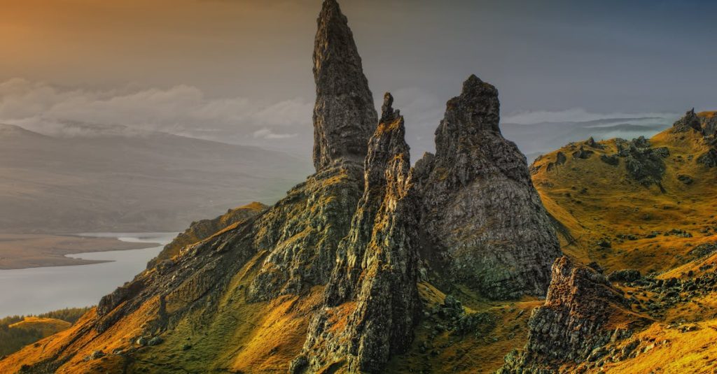 découvrez les highlands, des terres sauvages et majestueuses en écosse, où des paysages à couper le souffle, des châteaux historiques et une riche culture vous attendent. partez pour une aventure inoubliable au cœur de la nature!