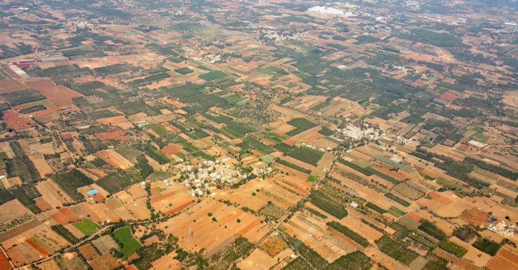 découvrez l'univers fascinant de la terre avec notre guide complet sur le thème 'land'. explorez les différents types de paysages, les écosystèmes qui les composent et leur importance dans notre quotidien. informez-vous sur la gestion des terres et les pratiques durables pour préserver notre planète.