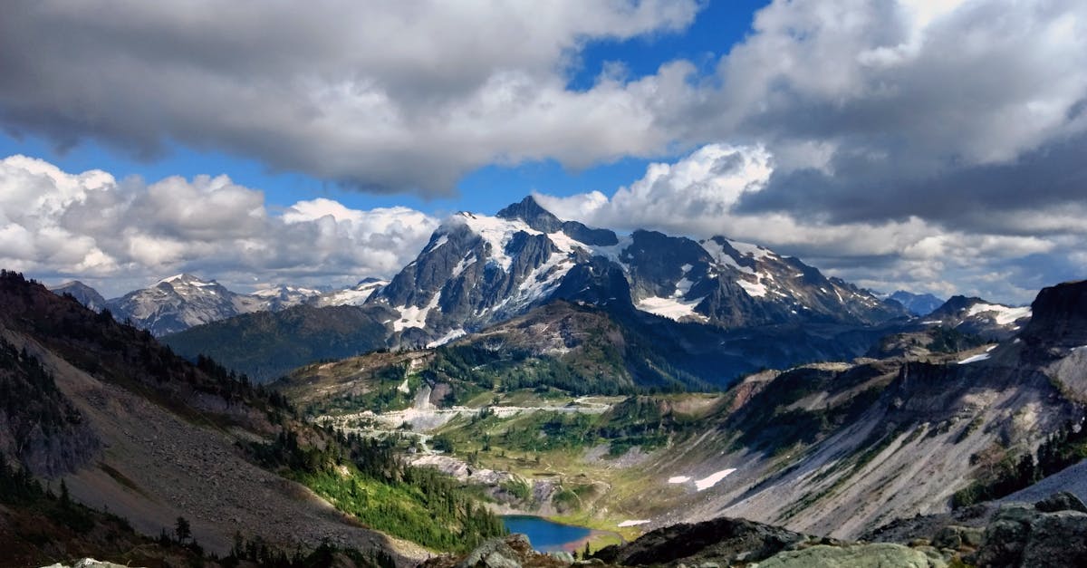 découvrez les highlands, des paysages majestueux où la nature se dévoile dans toute sa splendeur. promenez-vous à travers des collines élancées, des lochs scintillants et une faune riche, tout en explorant la culture unique de cette région sauvage et préservée.