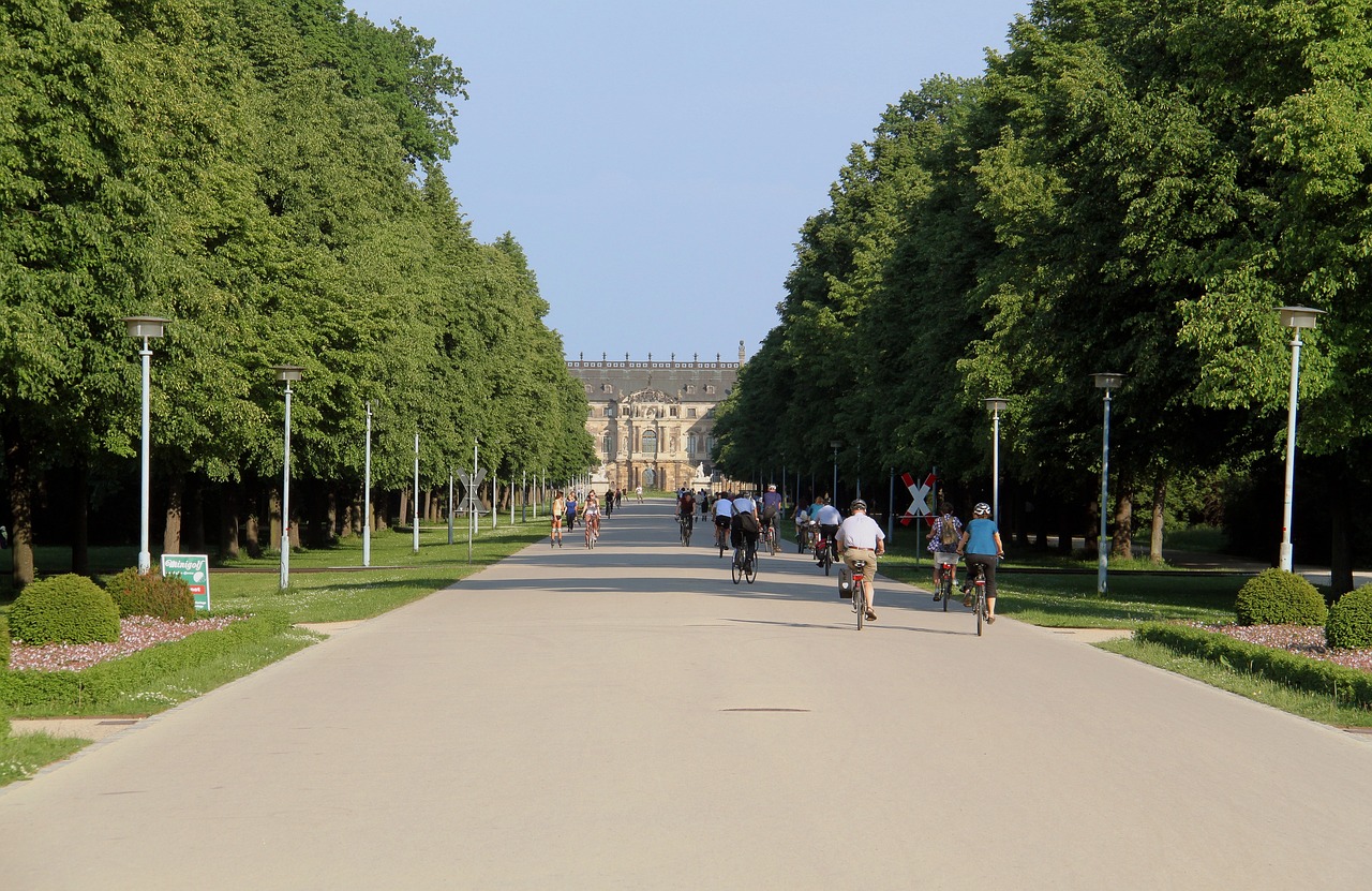 Descubra el mundo de Stéphane Plaza, el famoso anfitrión y agente inmobiliario, conocido por su carisma y su experiencia. Siga sus aventuras y consejos en el sector inmobiliario, así como sus proyectos y pasiones que lo convierten en una personalidad imprescindible de la televisión francesa.