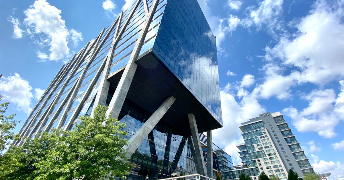 découvrez l'importance de l'évaluation immobilière pour déterminer la valeur réelle d'un bien, que ce soit pour la vente, l'achat ou le financement. nos experts vous guident à travers le processus d'appréciation du marché immobilier en france.