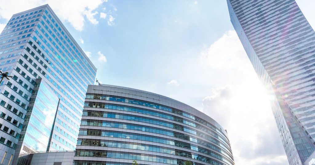 découvrez nos espaces de travail modernes et inspirants. offrez à votre équipe un environnement stimulant avec nos bureaux équipés, flexibles et adaptés à vos besoins professionnels.
