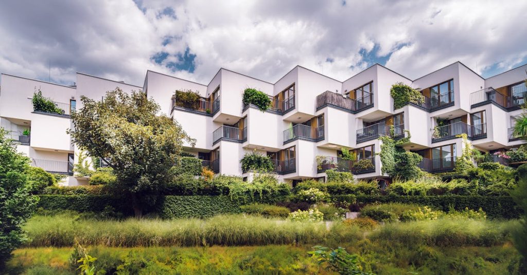 découvrez l'immobilier durable : des solutions écologiques pour un avenir meilleur. apprenez comment investir dans des biens immobiliers respectueux de l'environnement, alliant confort et éthique. engagez-vous pour un habitat durable et participez à la transition énergétique.