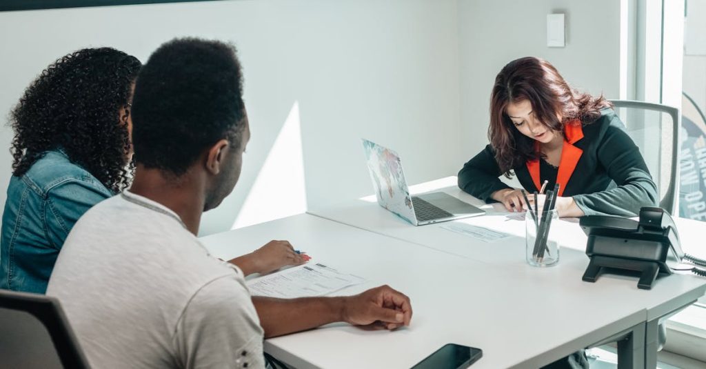 découvrez notre expertise en immobilier, où nous mettons à votre disposition des conseils sur mesure pour optimiser vos investissements, vendre ou acheter un bien immobilier en toute confiance.