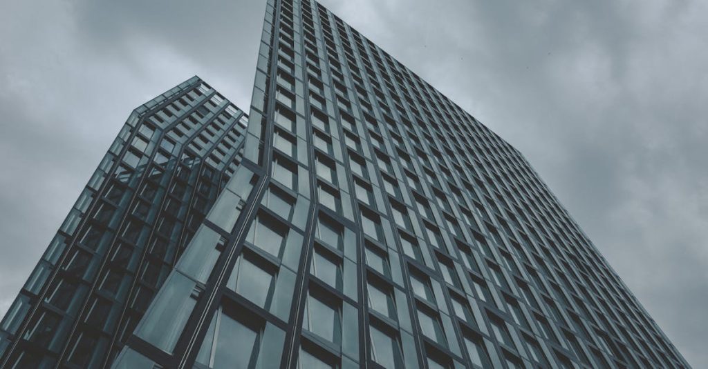 découvrez l'univers dynamique de l'immobilier commercial, où investissement et stratégie se rejoignent. explorez les opportunités de développement, d'achat et de vente de biens commerciaux pour maximiser votre rendement et propulser votre entreprise vers de nouveaux sommets.