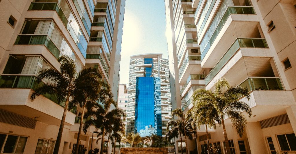 découvrez les meilleures stratégies d'investissement immobilier pour maximiser vos rendements. plongez-vous dans l'univers de l'immobilier, apprenez à évaluer les opportunités et à gérer vos biens pour faire fructifier votre patrimoine.