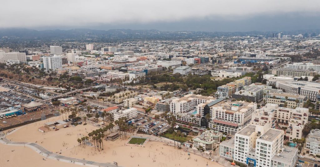 découvrez notre propriété en bord de mer, un véritable havre de paix offrant des vues imprenables sur l'océan, un accès direct à la plage et des équipements modernes pour des vacances inoubliables.