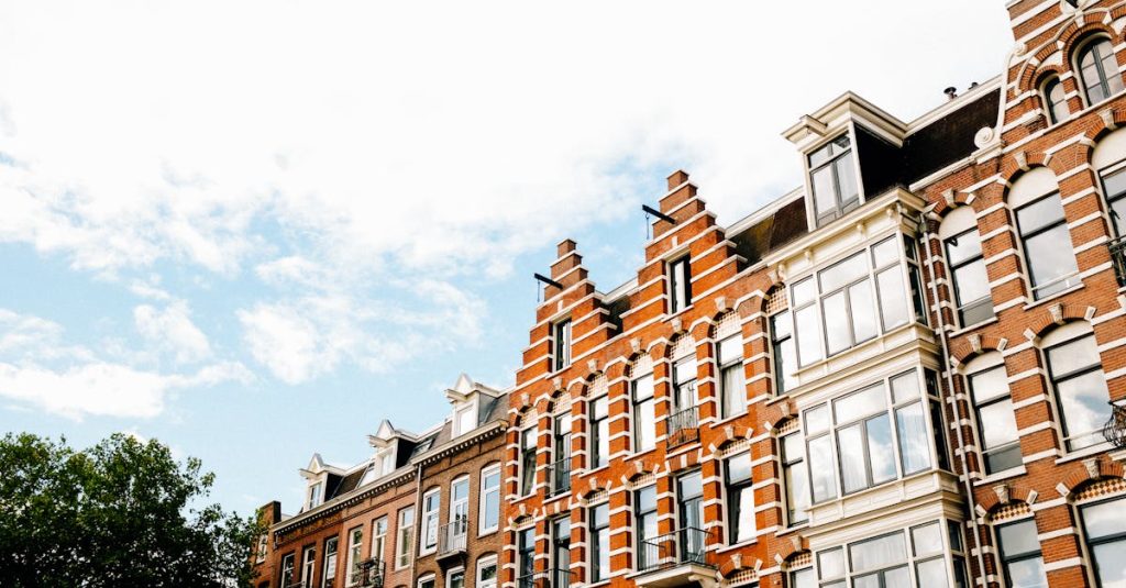 découvrez les opportunités d'investissement dans l'immobilier touristique. explorez des propriétés situées dans des destinations prisées, alliant rentabilité et plaisir, pour réaliser un investissement qui fait rimer passion et profits.
