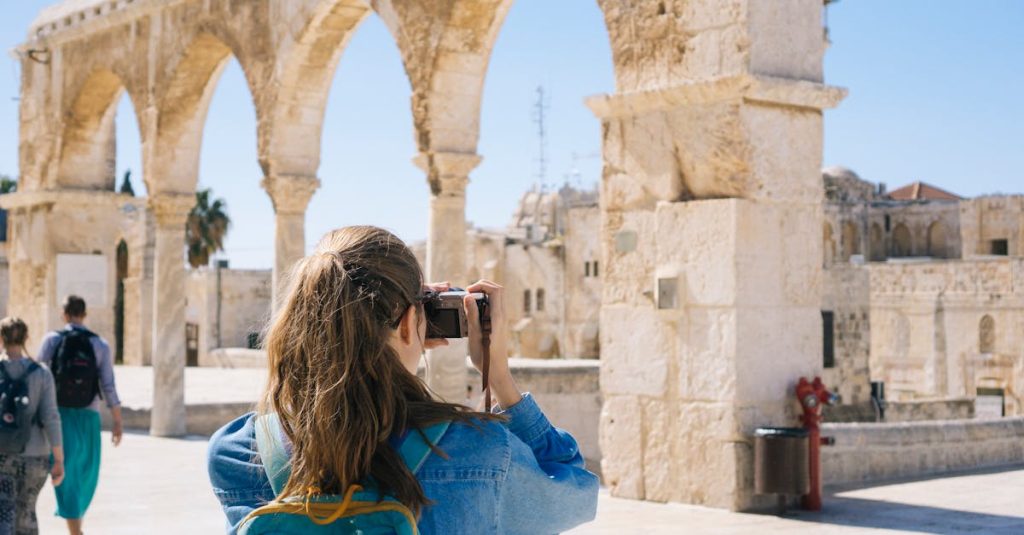 découvrez des destinations incroyables et des expériences inoubliables avec notre guide complet sur le tourisme. explorez des paysages époustouflants, des cultures fascinantes et des activités passionnantes qui feront de vos voyages une aventure mémorable.